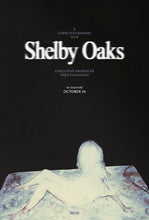 Cargar imagen en el visor de la galería, Poster Pelicula Shelby Oaks (2025)
